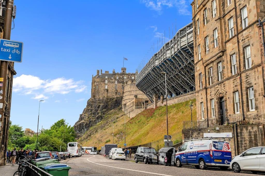 Boutique Modern Royal Mile Apartment Sleeps 4 Edinburgh Exterior foto